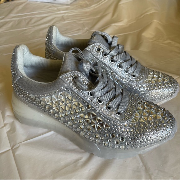 Never worn Steve Madden Women’s Carissa Rhinestone Sneaker - size 8.5M - Picture 6 of 13